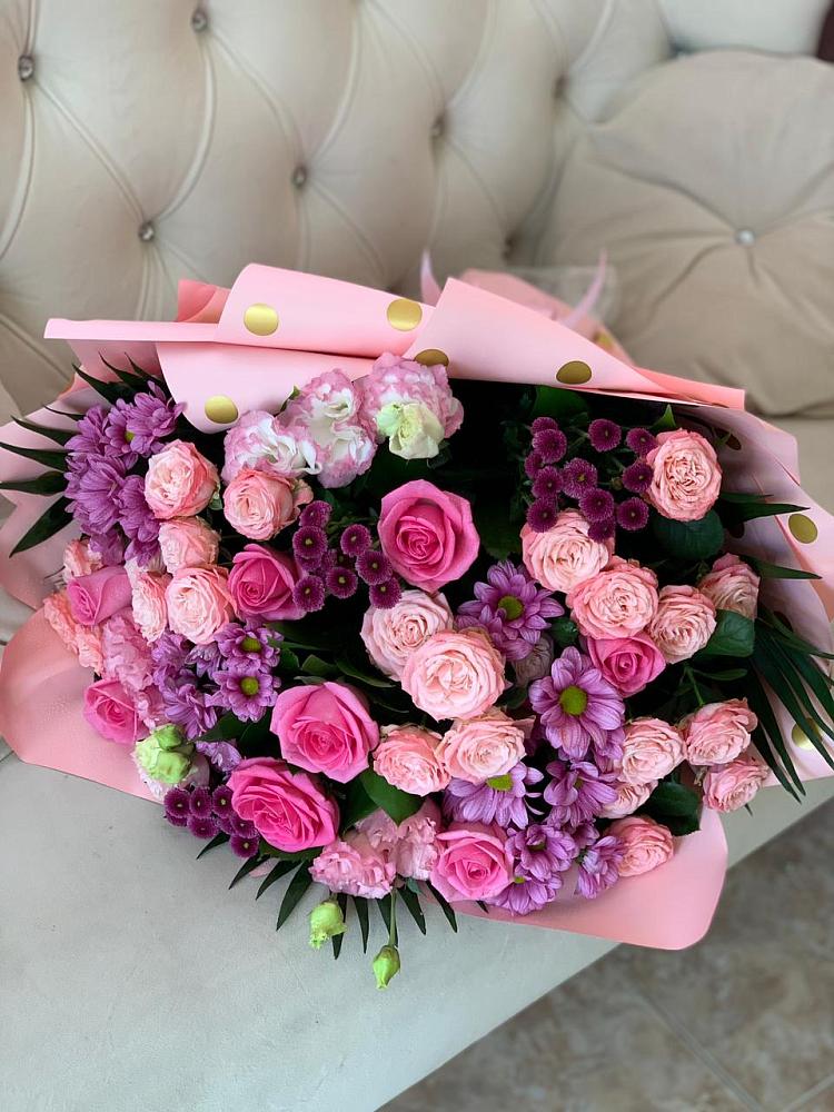 Букет цветов из: Хризантемы, Розы и Лизиантусы в Новобейсугской