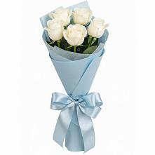 Букет 5 Белых роз Проуд в Новобейсугской