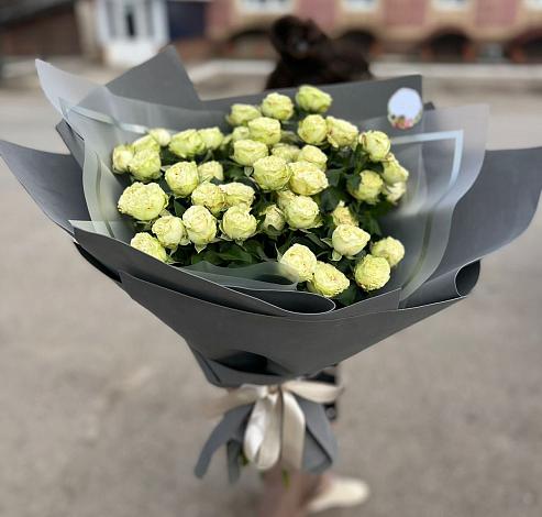 Букет Белые кустовые розы Солинеро в Новобейсугской