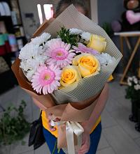 Букет цветов из:  Герберы, Розы и Хризантемы в Новобейсугской