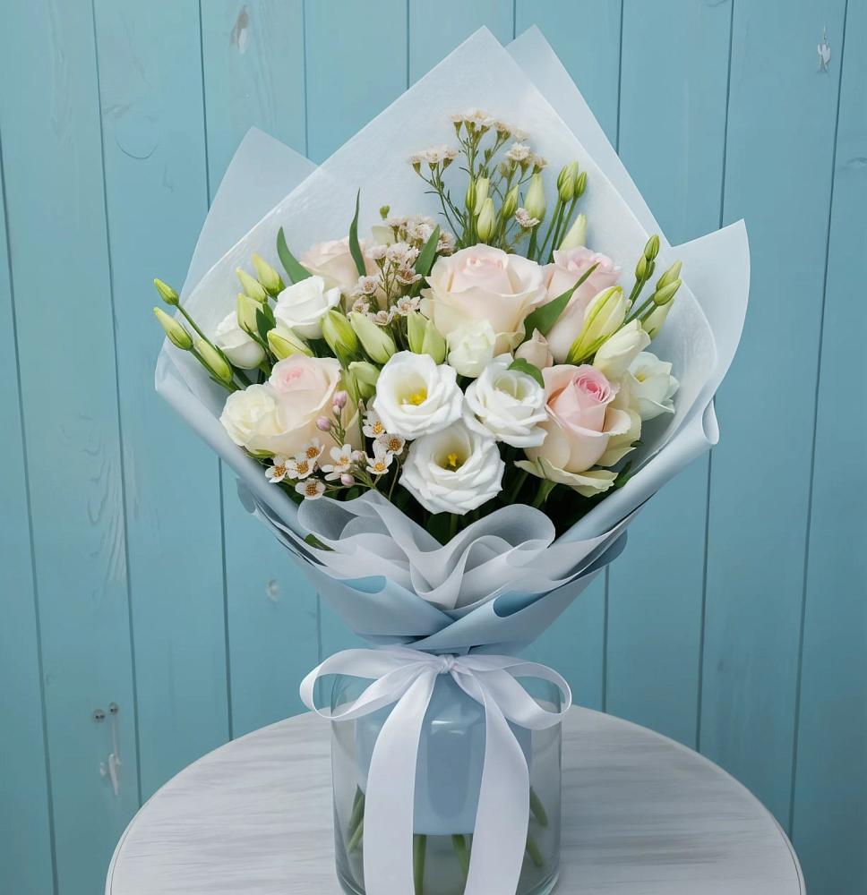 Букет цветов из: Розы и Лизиантусы в Новобейсугской