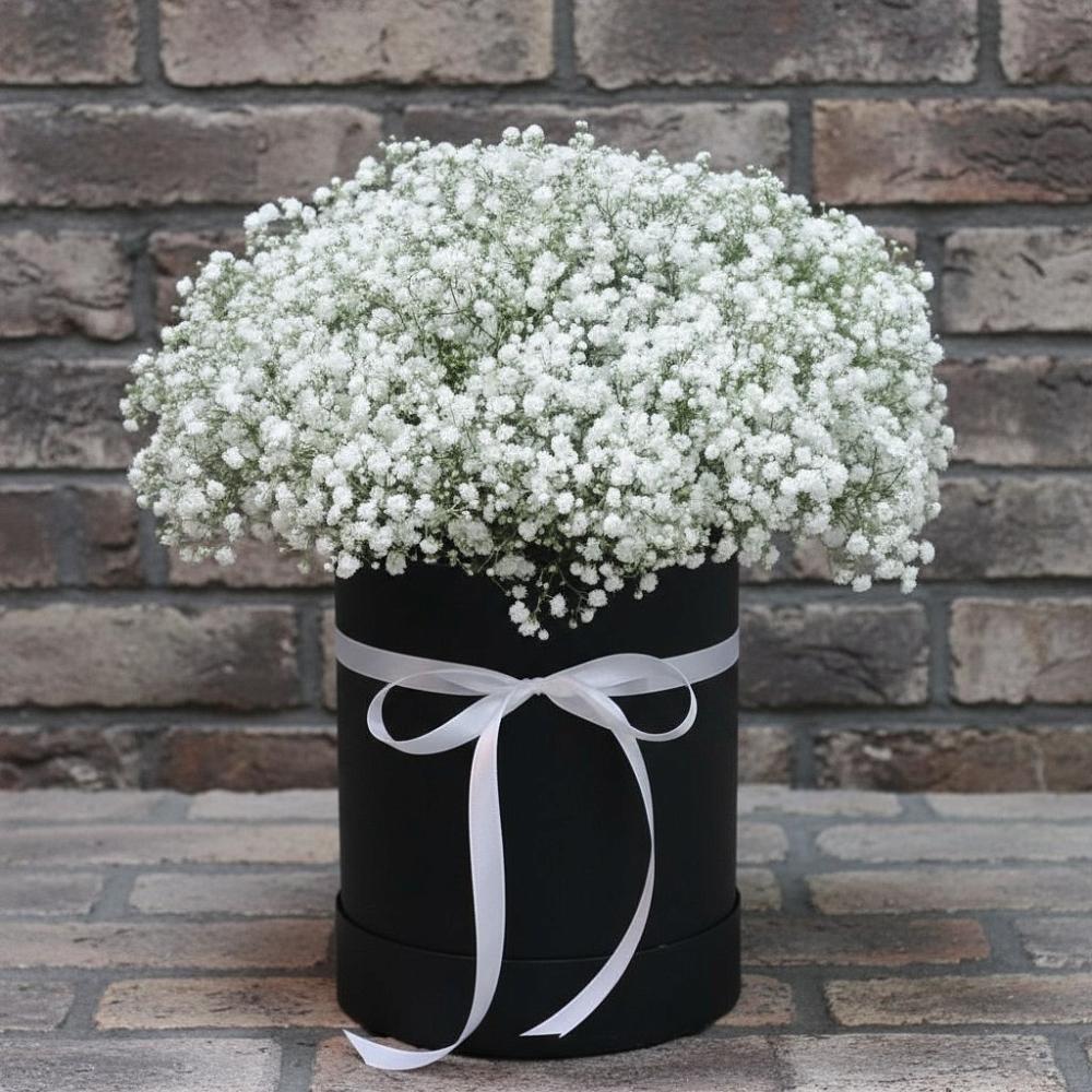 Цветочная композиция из Гипсофила в шляпной коробке в Новобейсугской