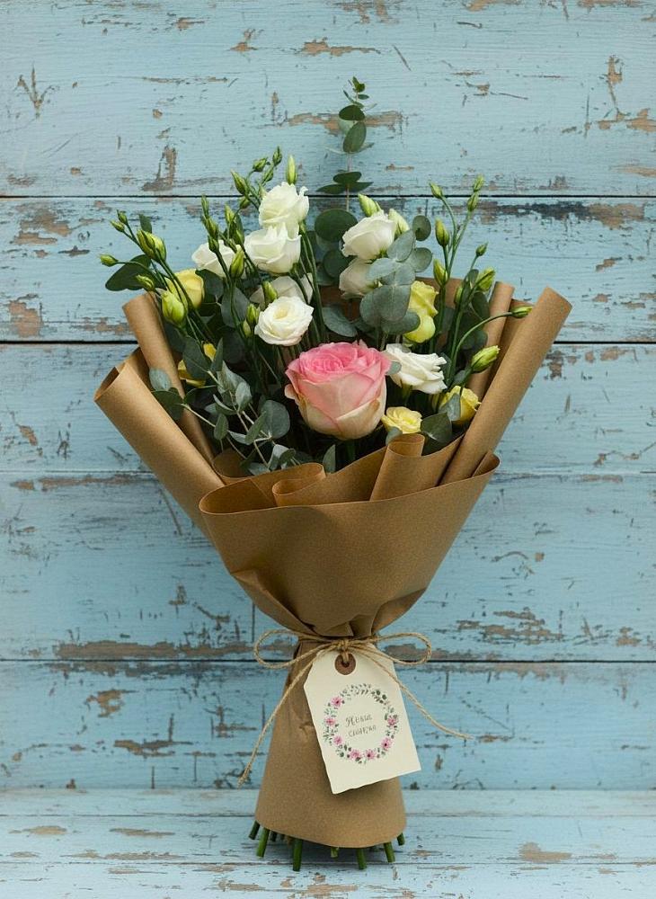 Букет цветов из: Розы и Лизиантусы в Новобейсугской