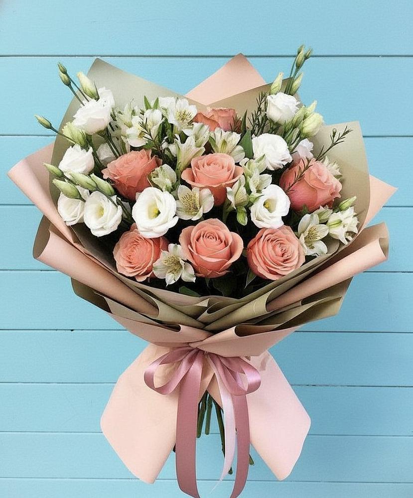 Букет цветов из: Розы, Альстромерии и Лизиантусы в Новобейсугской