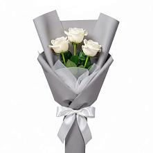 Букет 3 белые розы в Новобейсугской