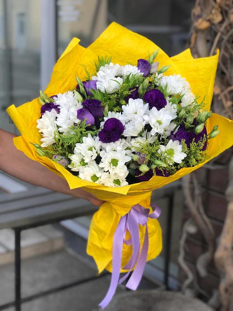 Букет цветов из: Ирисы, Хризантемы и Ромашки в Новобейсугской