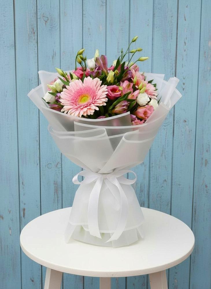 Букет цветов из: Герберы, Альстромерии и Лизиантусы в Новобейсугской