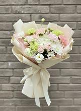 Букет цветов из:  Гвоздики, Розы, Лизиантусы и Хризантемы в Новобейсугской