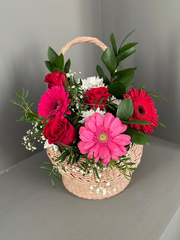 Цветочная композиция из Розы, Хризантемы и Герберы в корзине в Новобейсугской