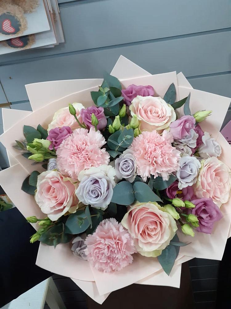 Букет цветов из: Розы, Гвоздики и Лизиантусы в Новобейсугской