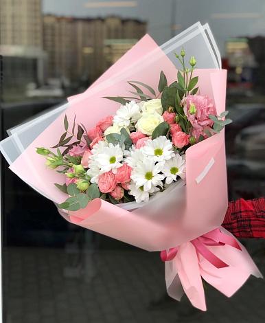 Букет цветов из: Розы, Лизиантусы и Хризантемы в Новобейсугской