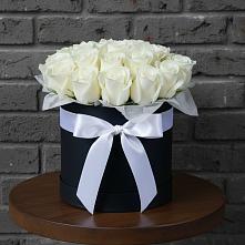 Цветочная композиция из Розы в шляпной коробке в Новобейсугской