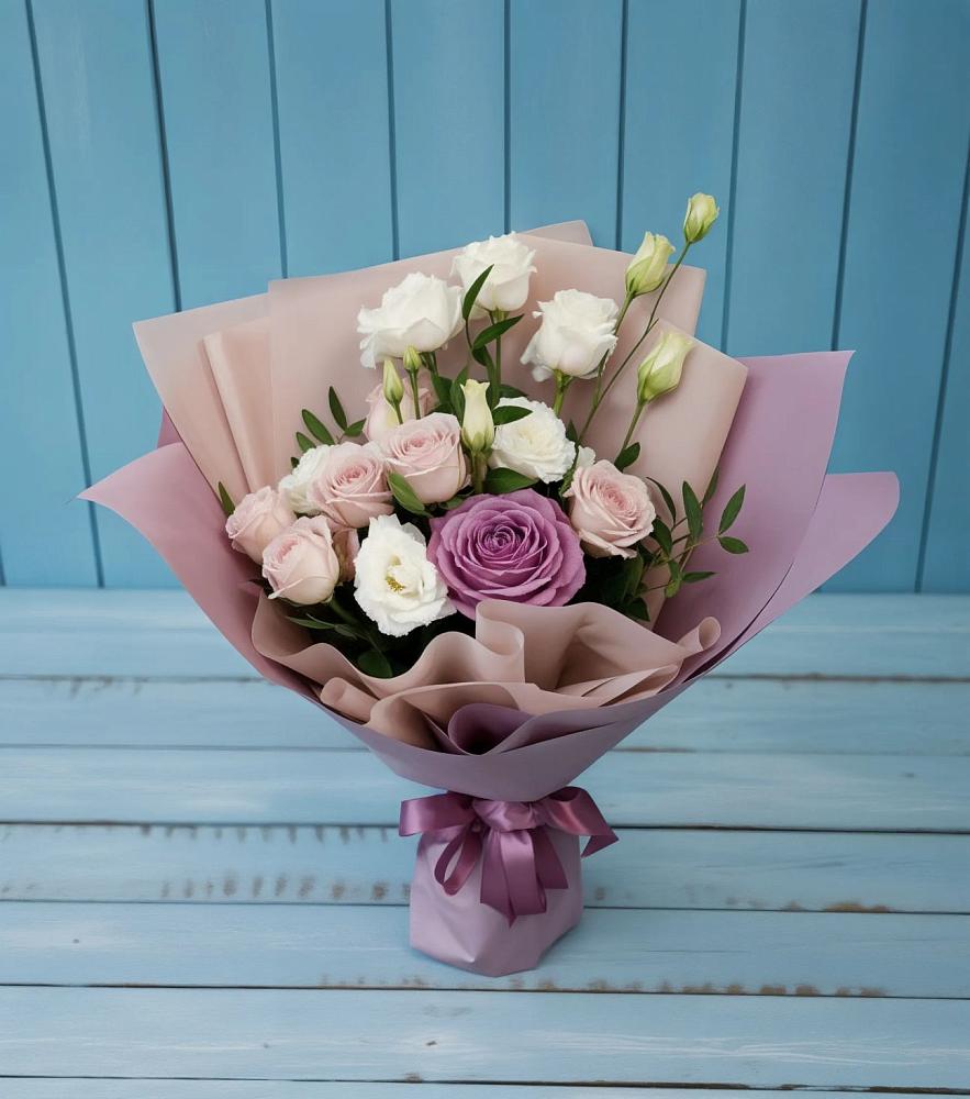 Букет цветов из: Розы и Лизиантусы в Новобейсугской